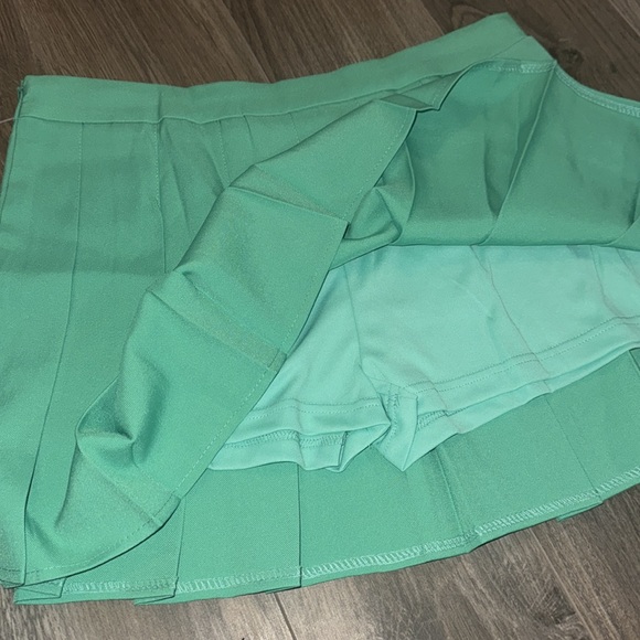 Green tennis skirt with built in brief - Picture 2 of 2